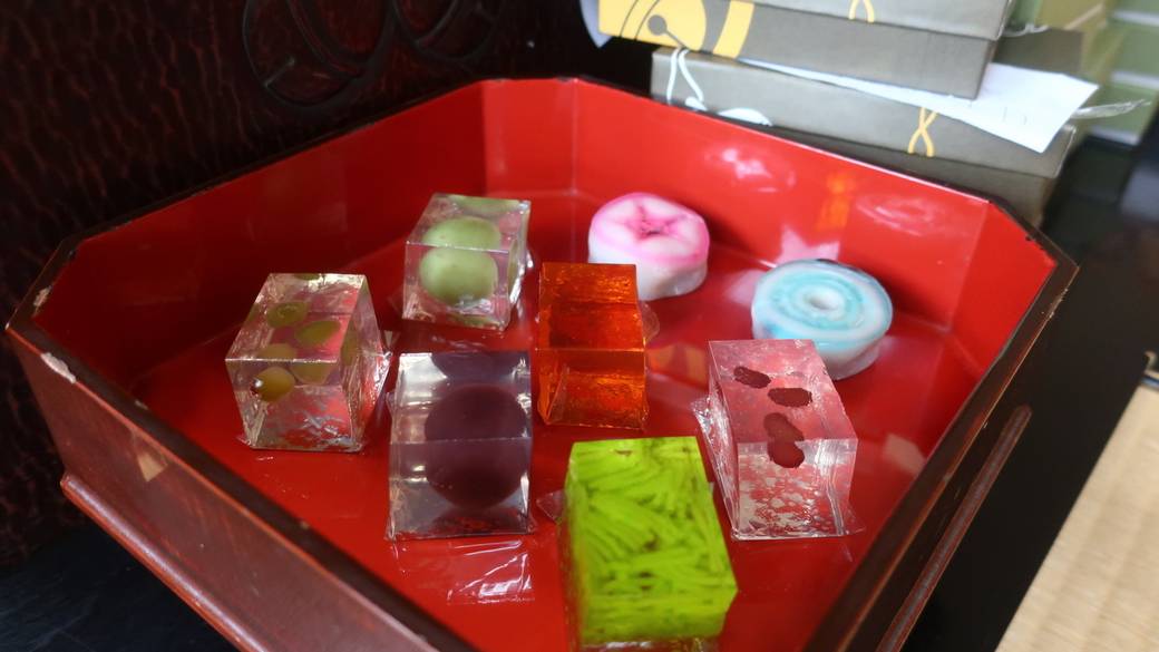 老舗店「美鈴」で
美しい生菓子に感動 / 1