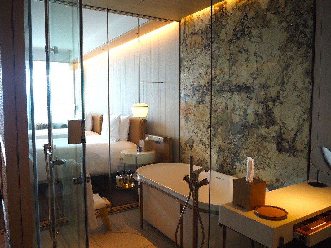 ガラス張りです。シャワーも2ヶ所。