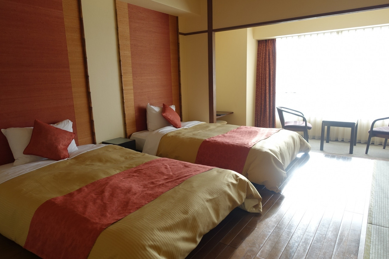 新鮮な魚介やオリーブ、素麺など小豆島の恵みをバイキングで堪能3905899