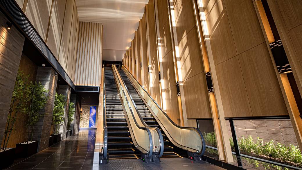 フロントへ続くエスカレーター / 3