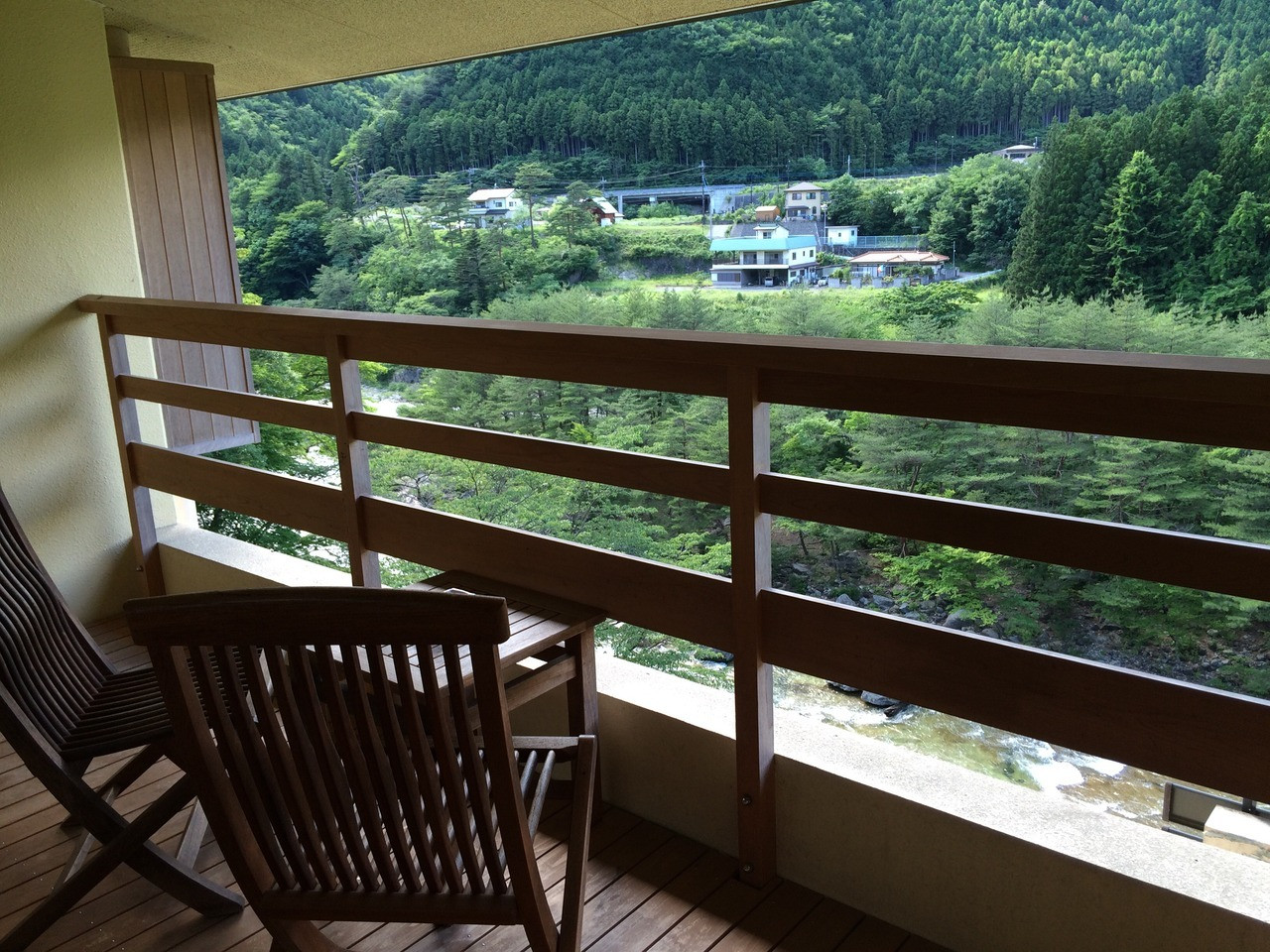 デッキテラスで川のせせらぎに癒されるひと時を4239196