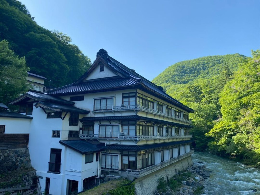 利根川の最上流・宝川沿いに佇む、木造3階建ての美しい本館。秘湯の趣たっぷり / 2