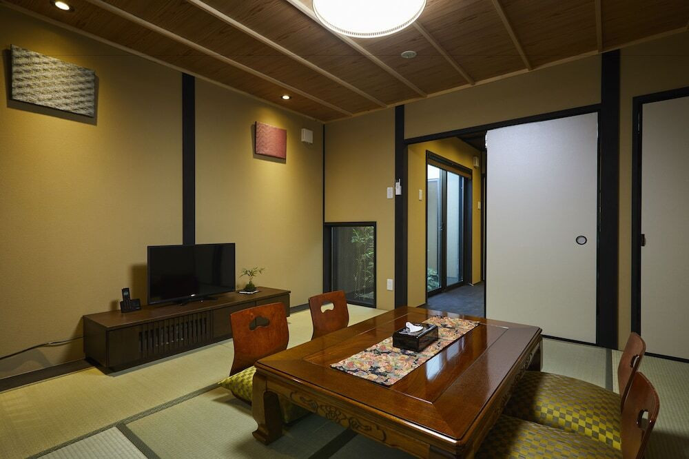 客室内のダイニングエリア