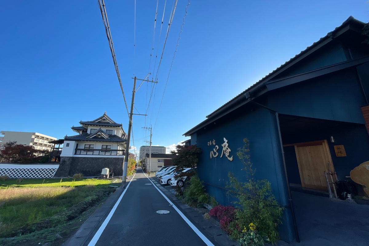 宿の前の道は細く田んぼや電柱があるので駐車時注意です!
