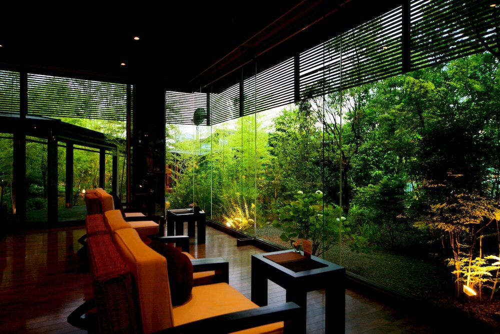 2人でとことん温泉に癒されるモダンな旅館3481332