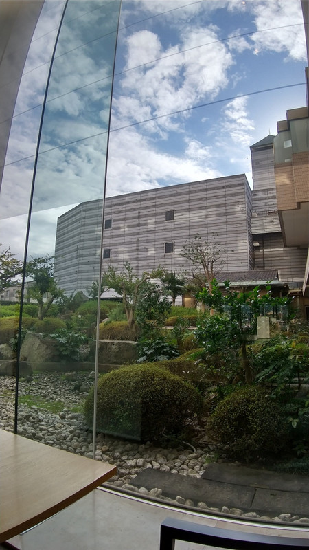 ラウンジから中庭をのぞむ。駐車場棟の外壁が汚くて惜しい。