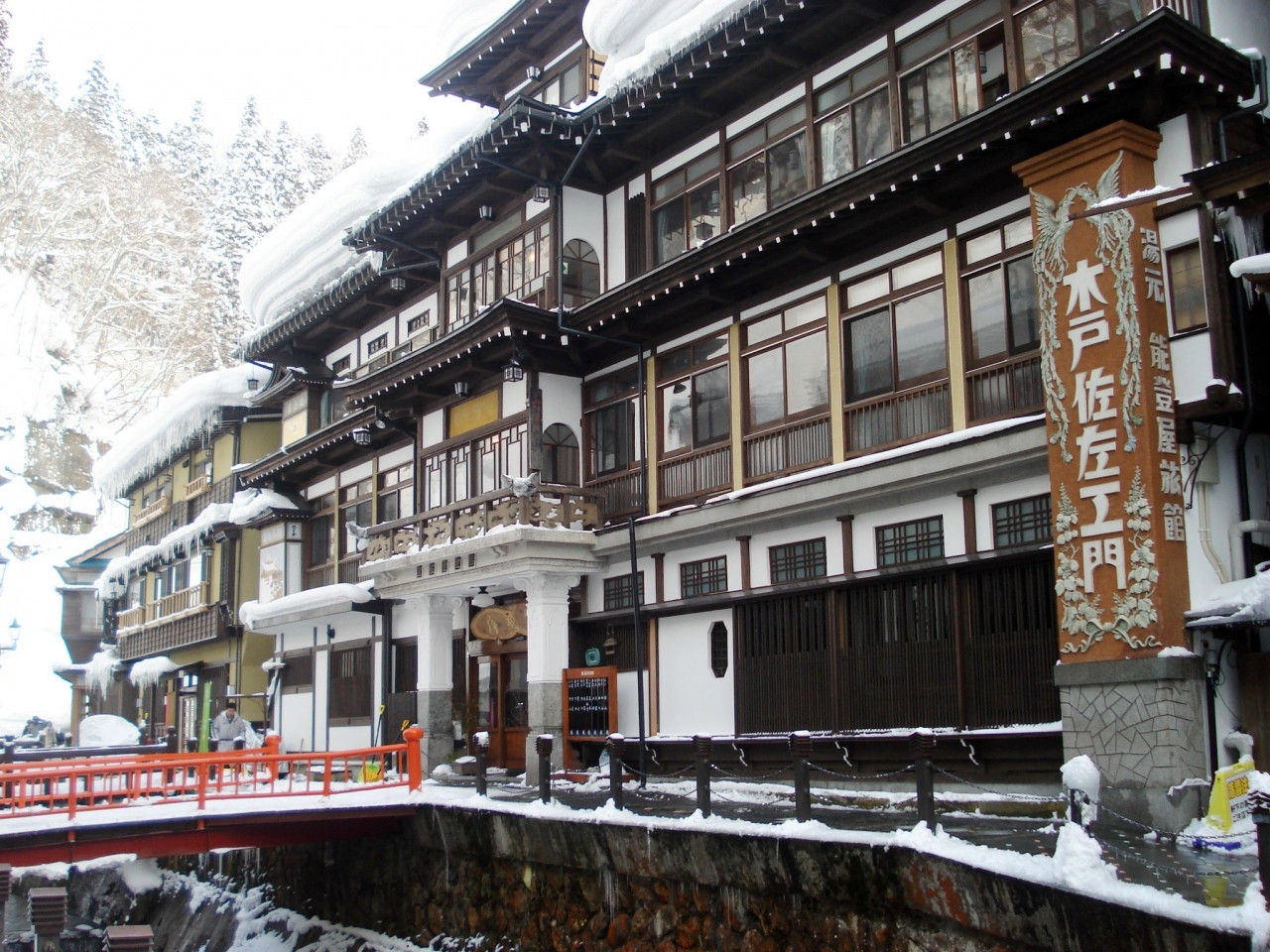 鏝絵と塔が目印。登録有形文化財の宿「能登屋旅館」1971298