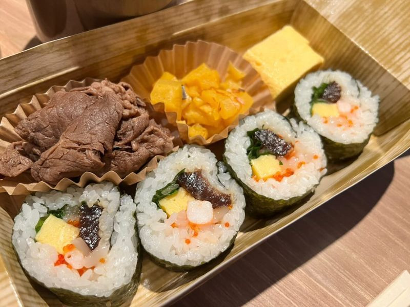 オリジナルの太巻きにお茶など豪華な内容 / 3