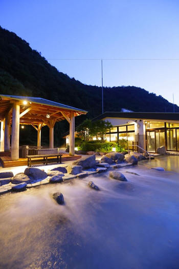 浴衣でおさんぽ。敷地内に縁結び神社がある老舗旅館3445977