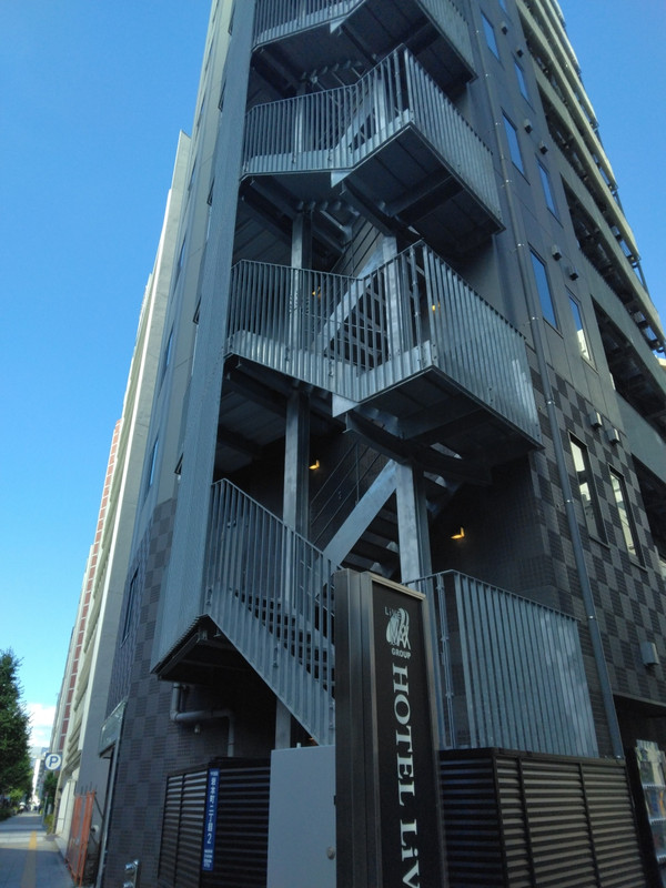 神田駅から少し歩きました。首都高の目の前です。