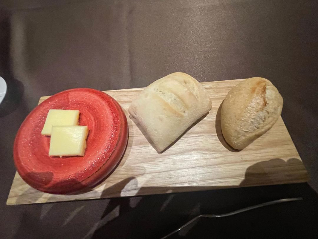 私はパンにバターをたっぷりつける派♪5個も食べたのでお腹が大黒様になりました笑 / 3