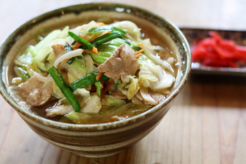「喰呑屋バラック」料理 1159972 野菜そば　650円　沖縄そばの上に野菜炒めが載っています。　おすすめ！