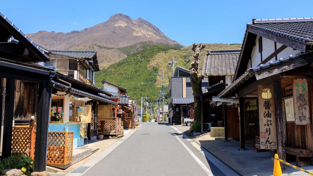 お店が軒を連ねる「湯の坪街道」 / 3