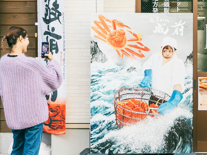 店の前には社長の顔はめパネルが。パネルを見るとはめたくなるのが人間の性（笑）