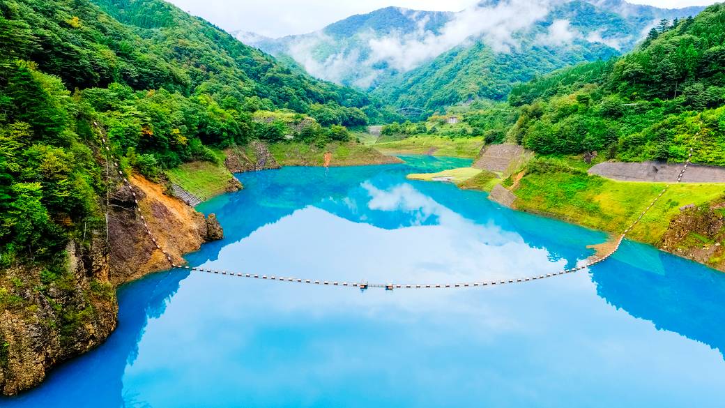 神秘的なブルーの
「奥四万湖」へ / 1