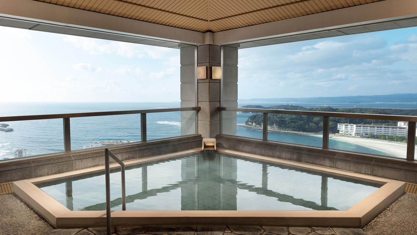 白い砂浜と大海原が織りなす絶景の露天風呂3485534