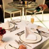 レストランや周辺で
お楽しみのディナーを / 2