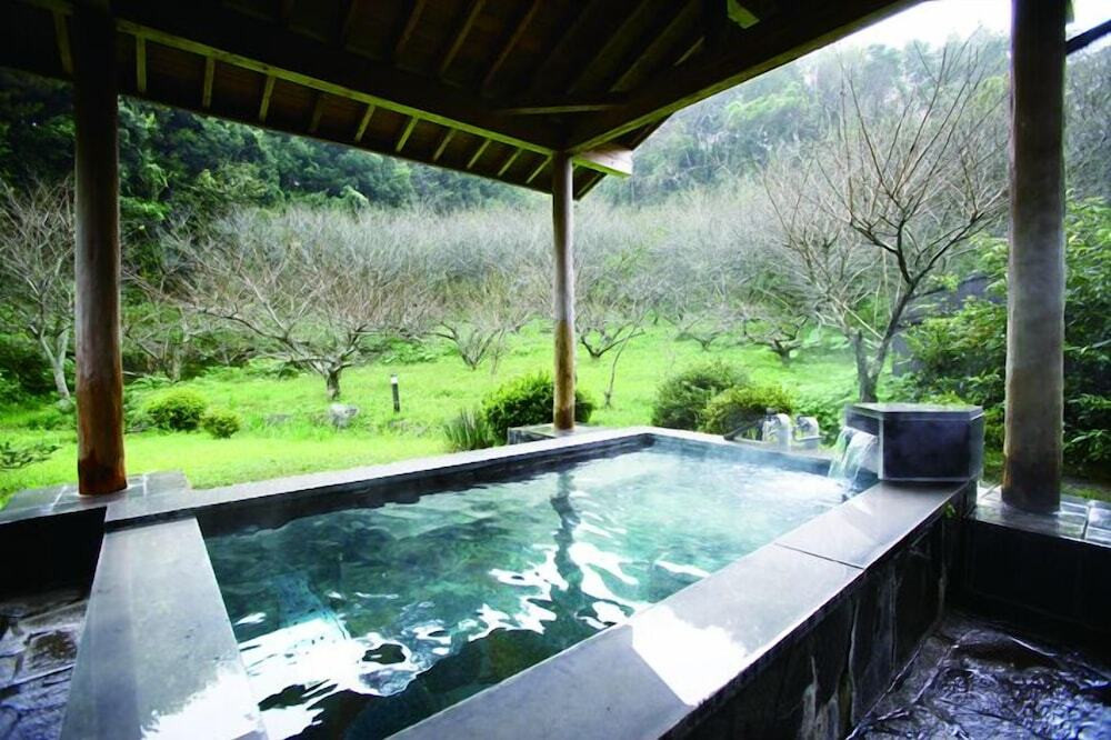 鳥のさえずりをBGMに、温泉に浸かる贅沢……。4755457