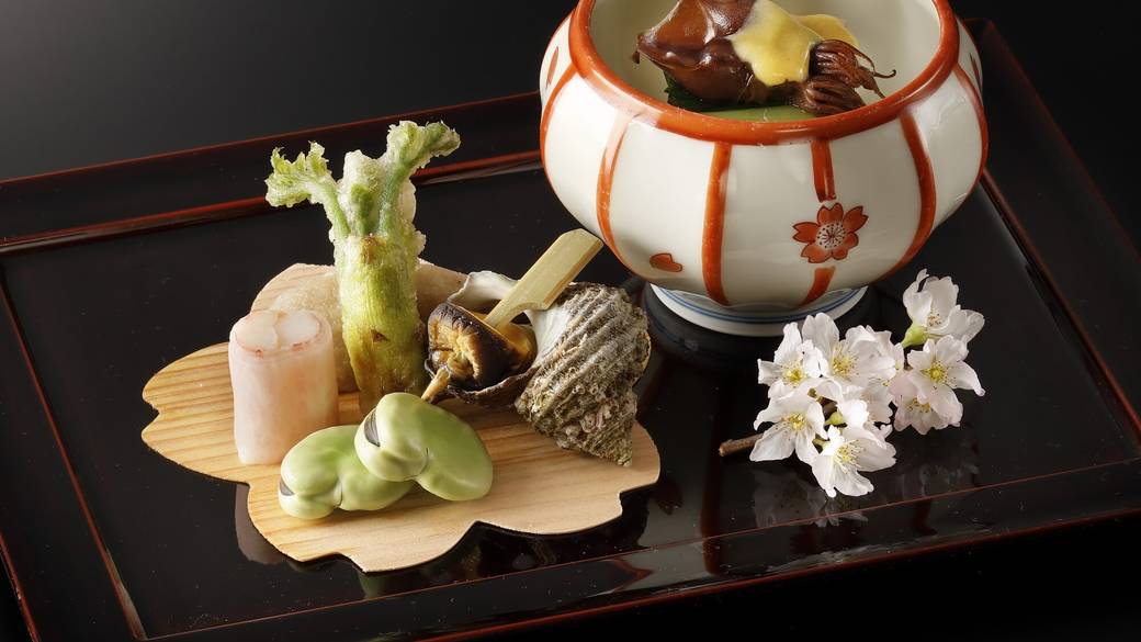 創業当時から受け継ぐ
贅沢な懐石料理 / 3