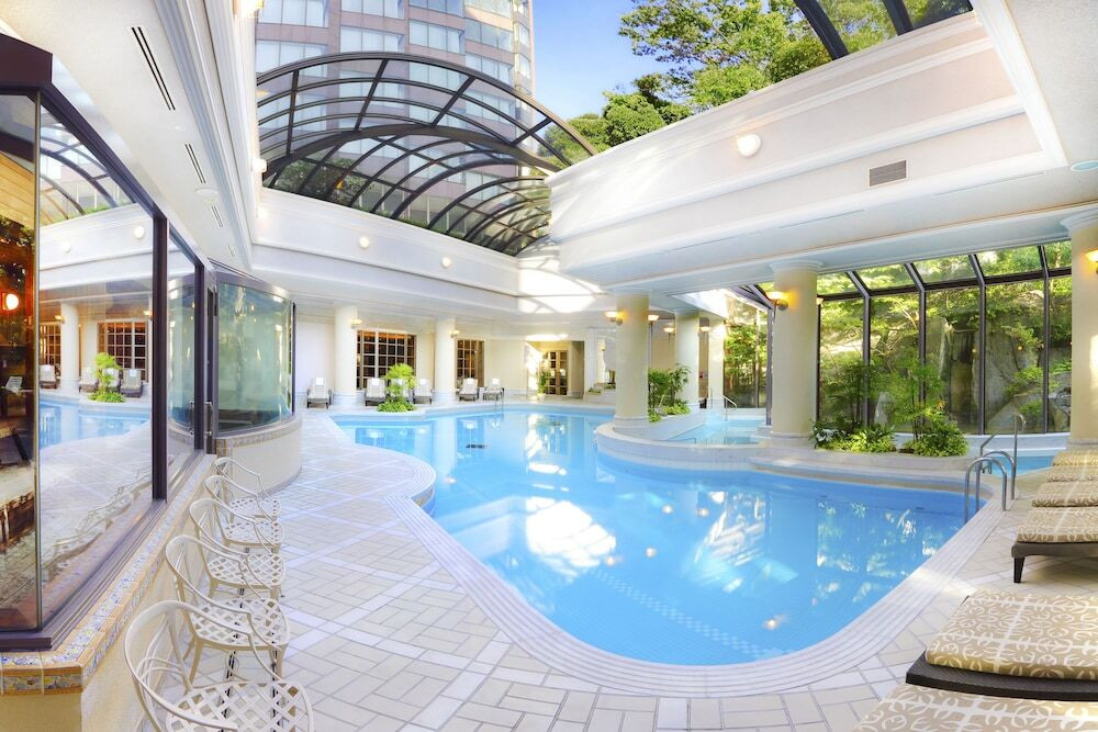 全天候型の開閉式屋根がステキ！解放感抜群のプール3450445