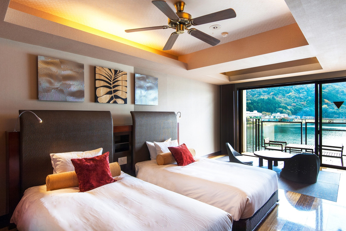 中央館デラックス座洋室