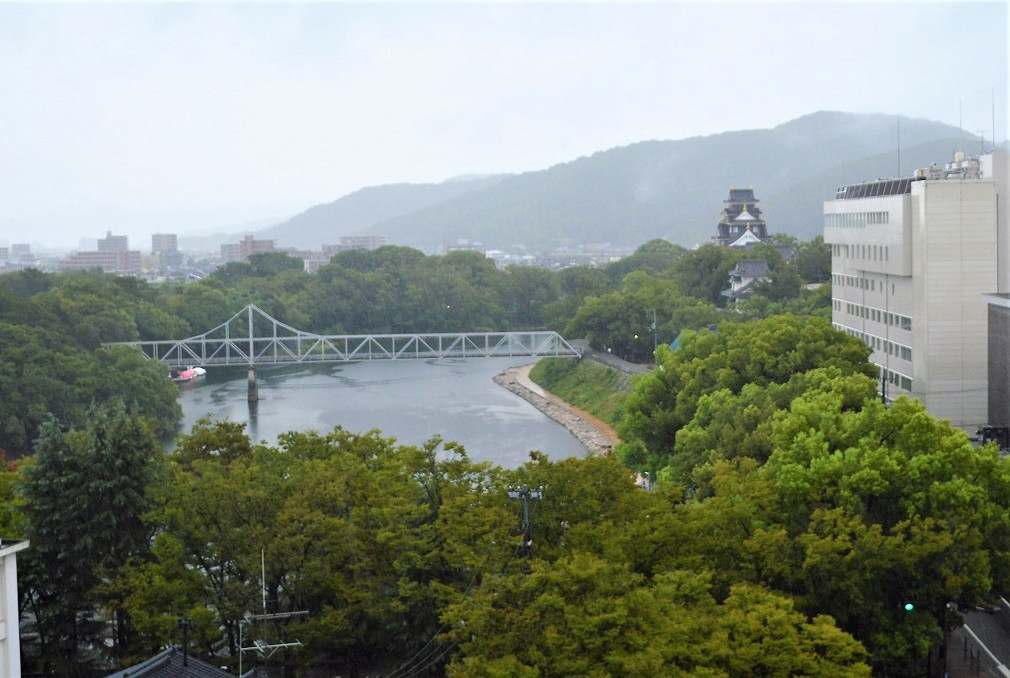 後楽園南門と岡山城