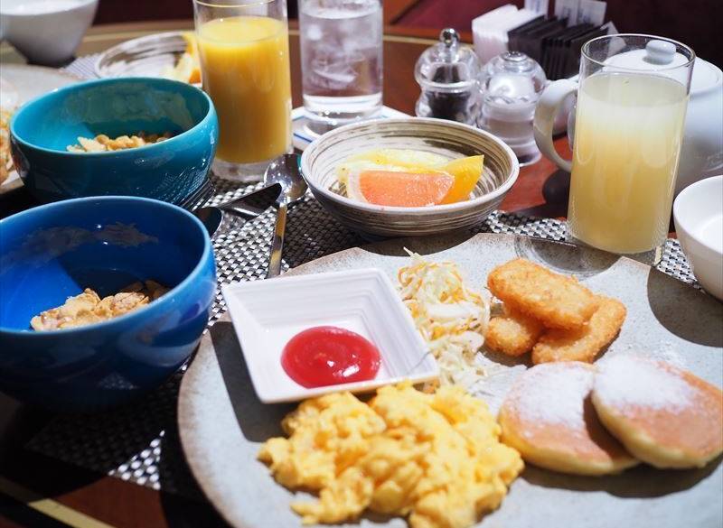 動き出す街を見下ろし
ビュッフェ形式の朝食を / 3