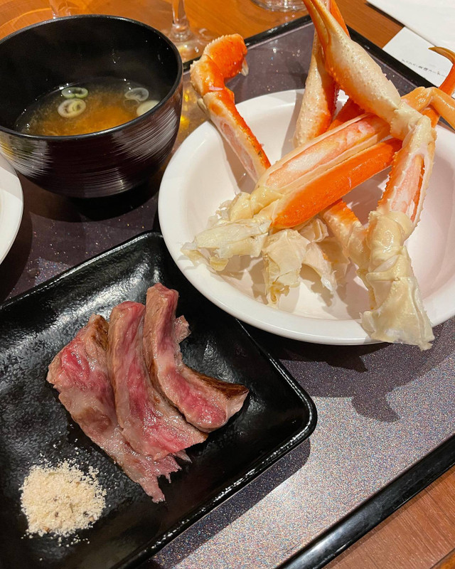 本館レストラン「しんりんダイニング」のハーフビュッフェでは、地産地消にこだわった料理が並ぶ。目の前で握ってくれるお寿司や新鮮な魚介類の他、ステーキや天麩羅など海鮮以外のメニューも。 / 1