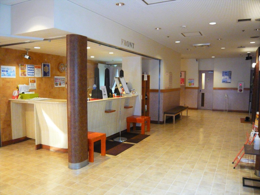 1階フロントロビーは明るい雰囲気です