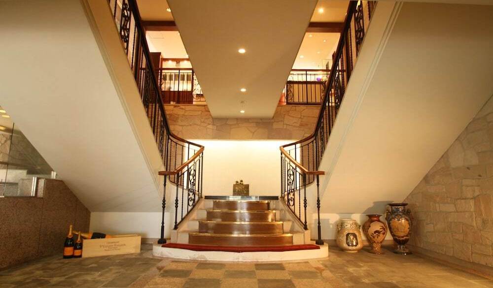 海を見渡す高台に佇む
瀟洒な宿 / 1