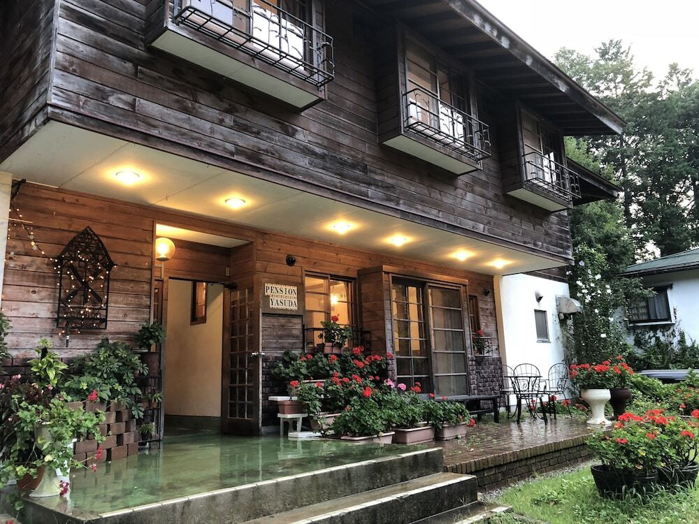 施設の正面 (日没後)