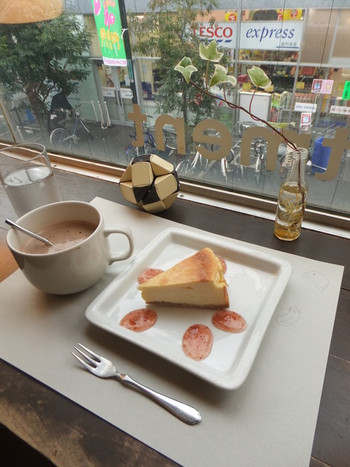 「カフェ・アパートメント」料理 604582 コーヒーにチーズケーキを添えて
