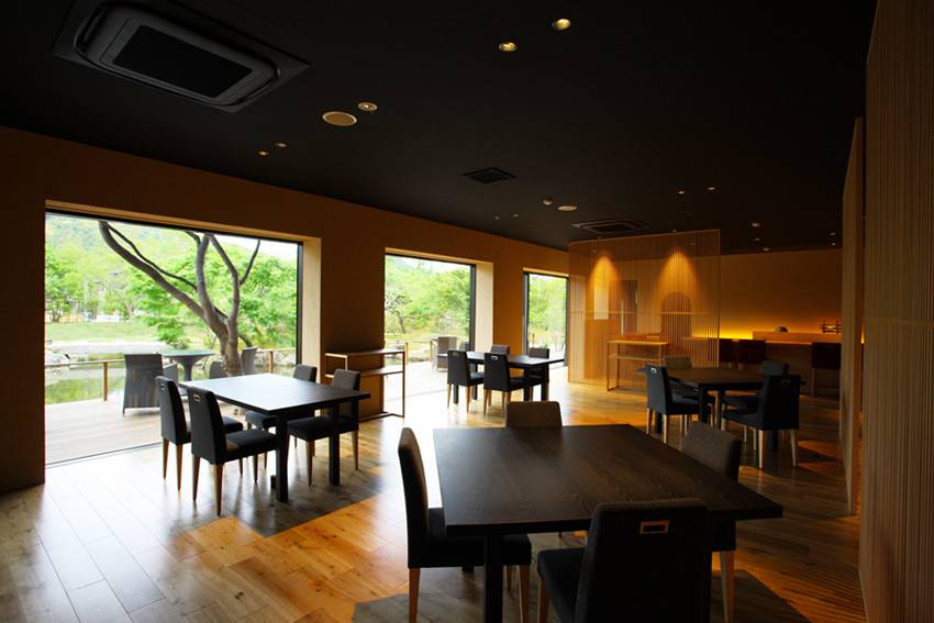 ダイニングテラス① / 2