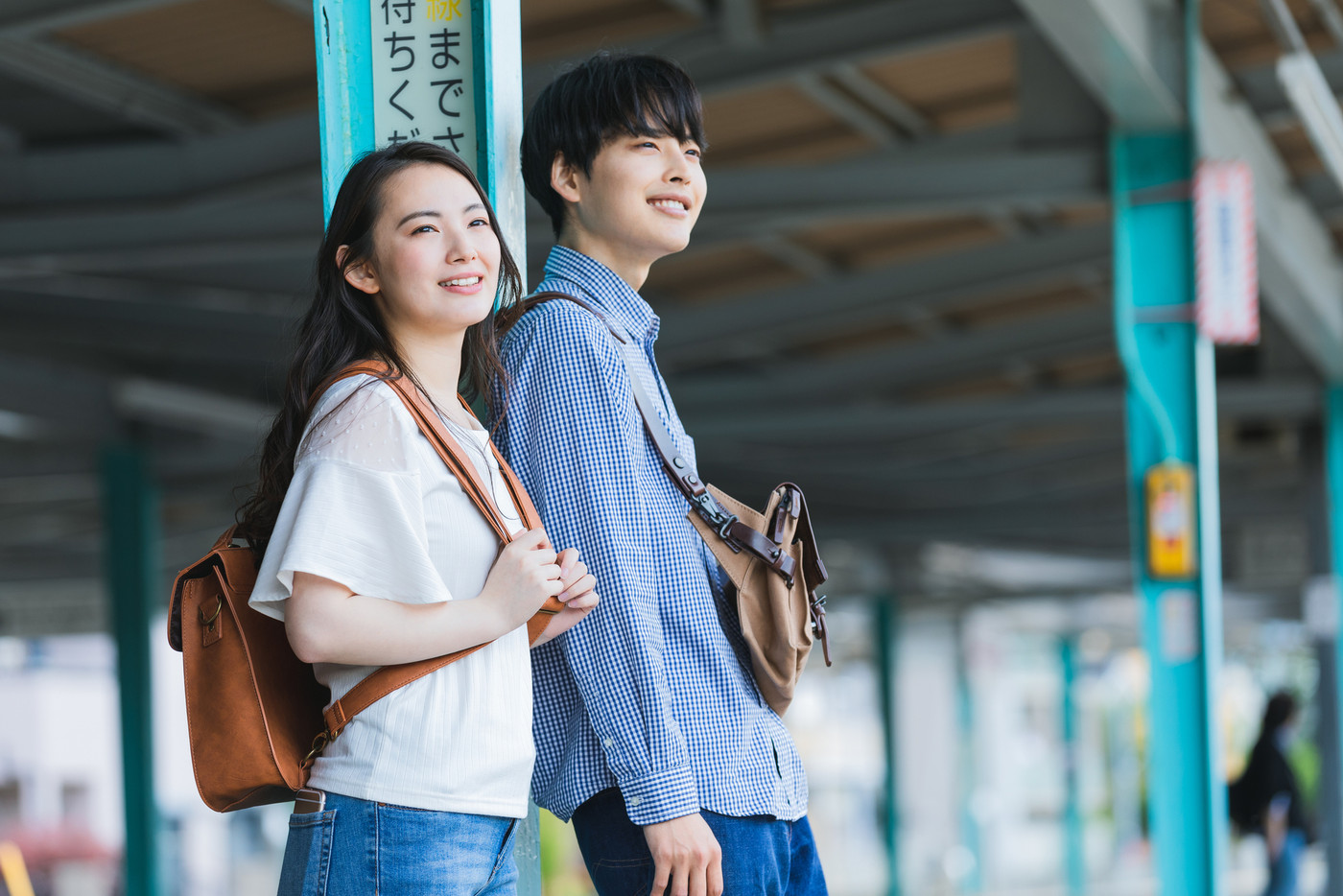 カップル　電車　撮影協力「京王電鉄株式会社」