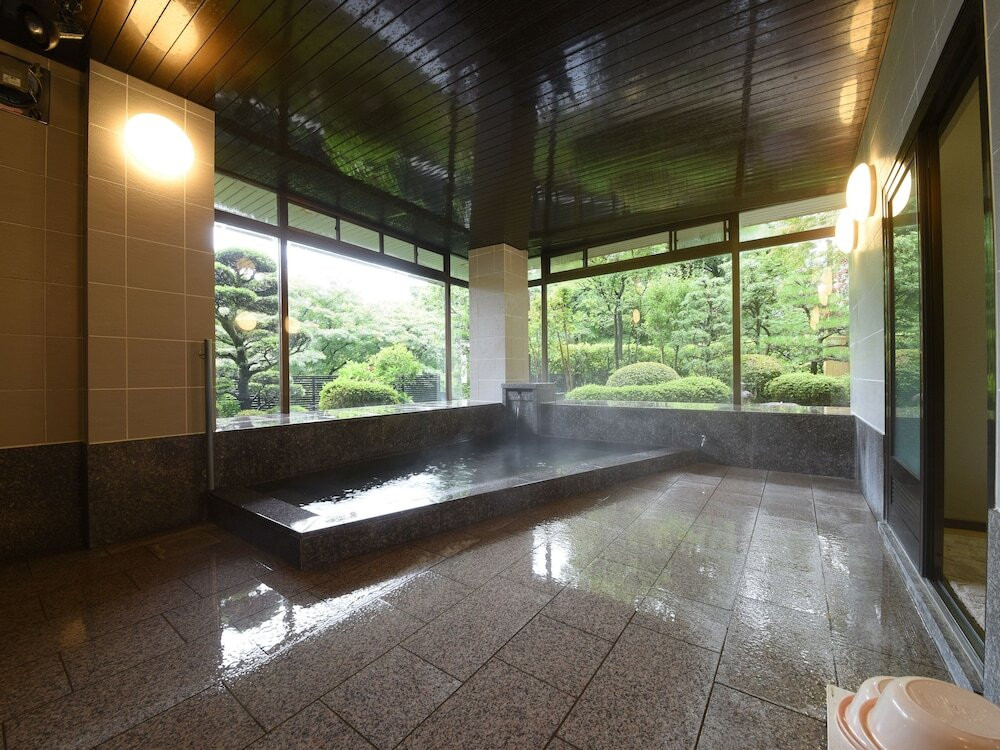 2. 高台から見下ろす街並みと桜の眺望「ゆらぎの里 ひだ山荘」4088992