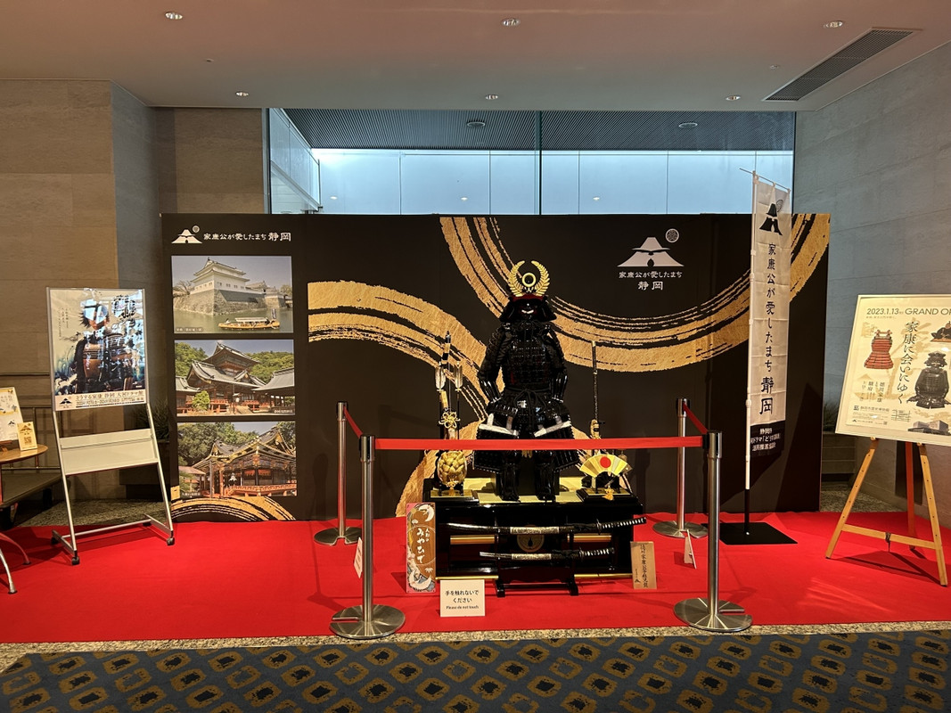 ホテルロビーの展示