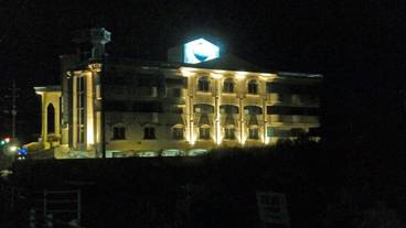 施設の正面 (日没後) / 2