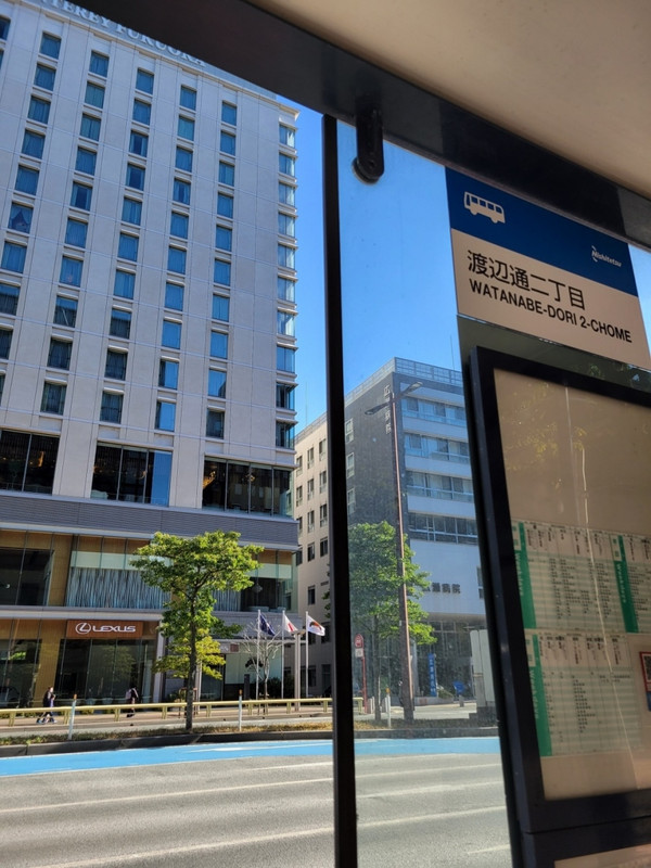 ホテル前のバス停から博多座まで1本で行けました