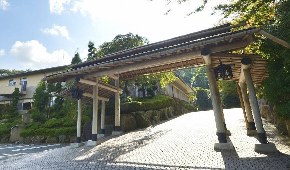 和のシャンデリアが
素敵な旅館に到着 / 1