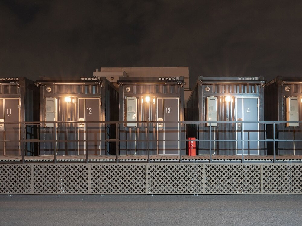 施設の正面 (日没後)