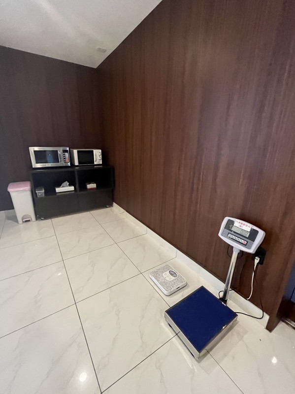 フロント前に　レンジ２台と 体重計