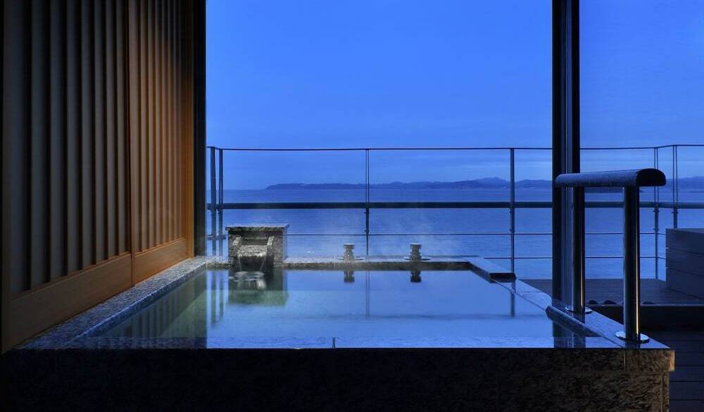 海に浮かんでいるような
客室の展望露天風呂 / 1