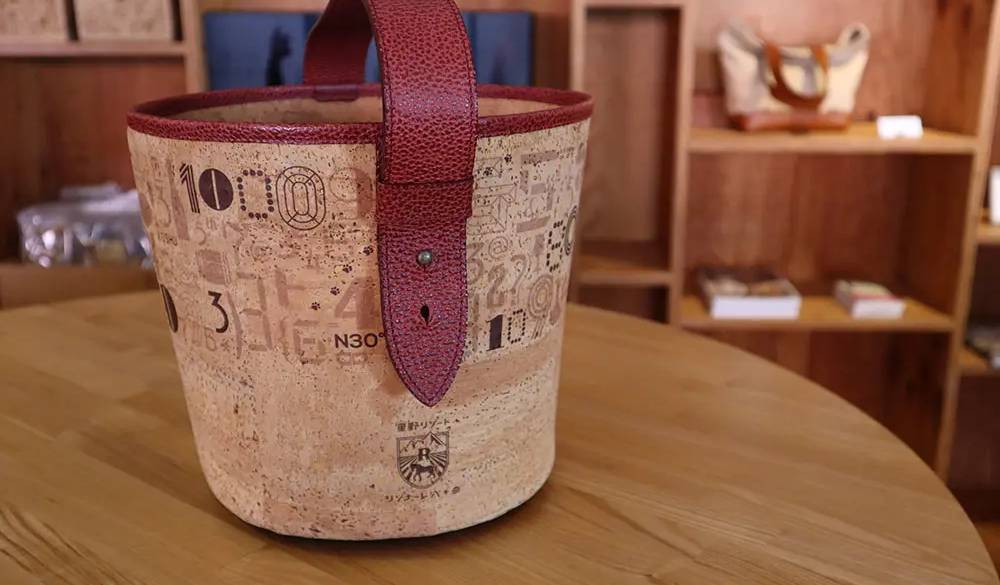 ワインハウスにあった「VINO BAG」。購入したワインを入れたり、ピーマン通りでの買い物に使ったり、施設内での移動にも便利。