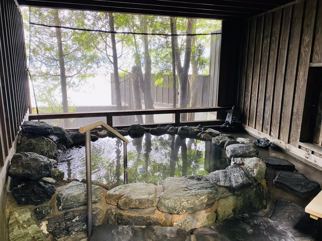 貸切露天風呂／石造り「翡翠」