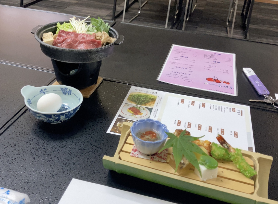 各自テーブルで夕食