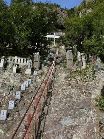 断崖絶壁に建つ寺院にドキドキ3677649