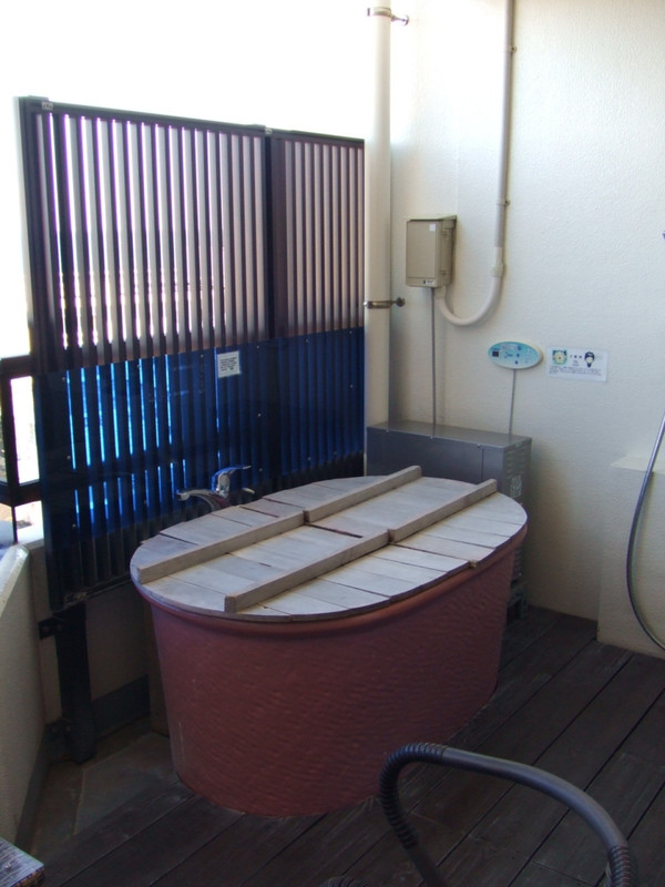 ベランダに桶を設置した感じ。お湯に浸かると海は見えない。