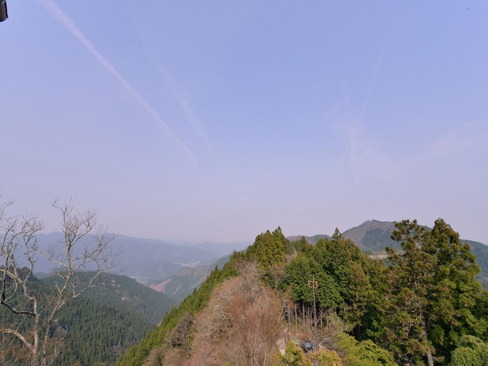 朝の神聖な空気を吸い込んで。山々に囲まれた宿坊4237310