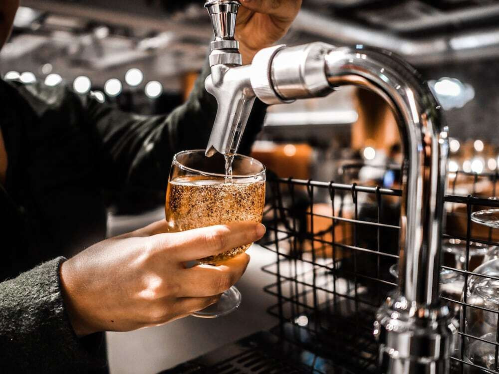 近未来的な空間に気分が上がる♪無料のビールで乾杯！4573296