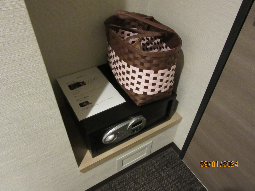 部屋に金庫はあったが閉まらない。